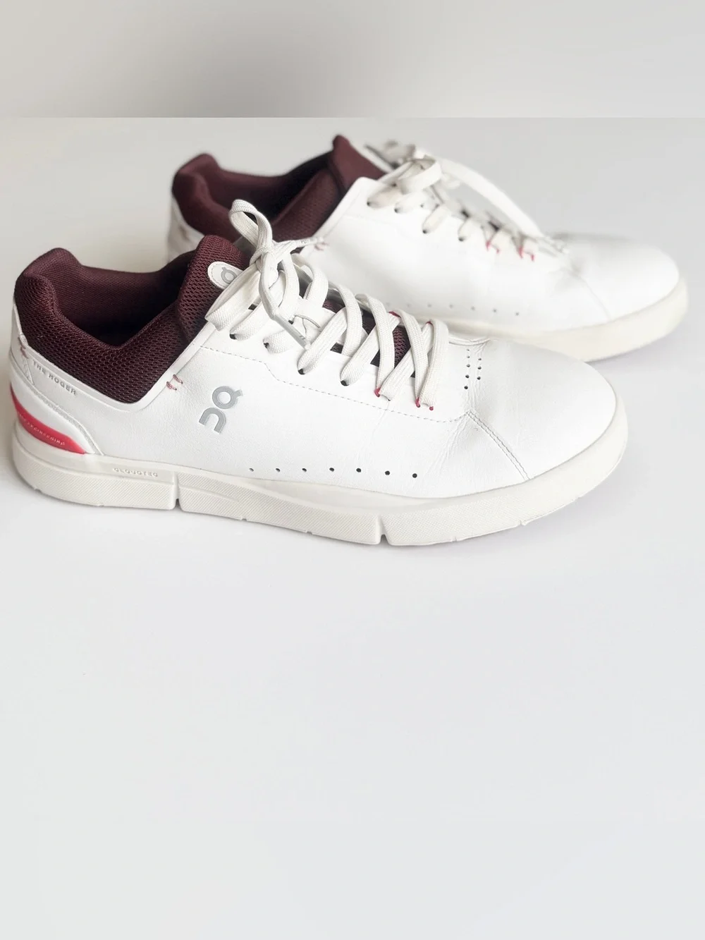 On Cloud SIZE 9.5 The Roger Advantage sneakers in white / mulberry